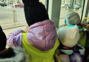 Dzieci jada tramwajem.