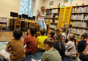 Uważne słuchanie Pani w Bibliotece.