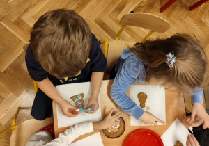 Dzieci dekorują pierniki.