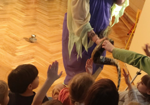 Dzieci mają możliwość dotykania żywego węża.