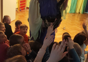 Dzieci mają możliwość dotykania żywego węża.