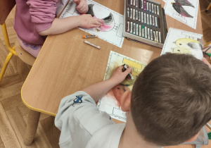 Praca w grupach przy stoliku.