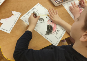 Praca w grupach przy stoliku.