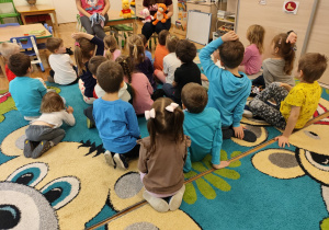 Przedstawienie postaci z bajki.