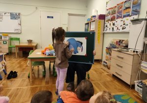 Przypinanie Kłapouchemu ogonka.