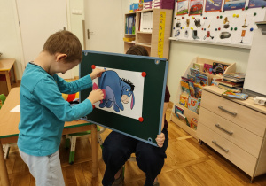 Przypinanie Kłapouchemu ogonka.