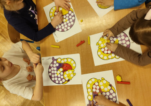 Wyklejanie plasteliną.