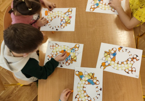 Wyklejanie plasteliną.