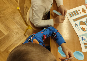 Praca techniczna, wykonywana przez dzieci.