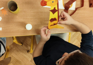 Wyklejanie żyrafy bibułą.