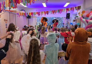 Tańce ilustrowane przez prowadzących.