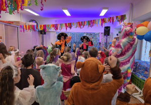 Zabawy karnawałowe przy muzyce.