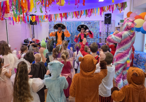 Zabawy ruchowo-naśladowcze przy muzyce.