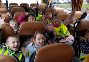 Dzieci w autokarze w drodze do muzeum