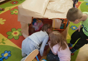 Dzieci urządzają bawią się w swoim domku