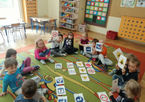 Dzieci uczą się o znakach drogowych