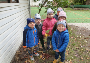 Dzieci zasadziły drzewo w ogrodzie przedszkolnym.