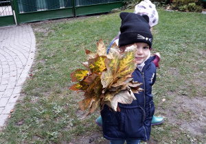 Dzieci zrobiły bukiety z jesiennych liści